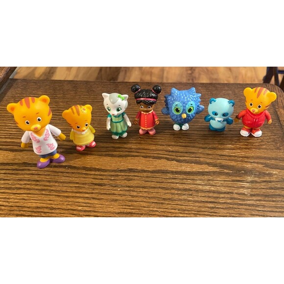 Daniel Tiger’s Neighborhood Family And Friends Figurines Lot Of 7 Figures FRC - Picture 1 of 5